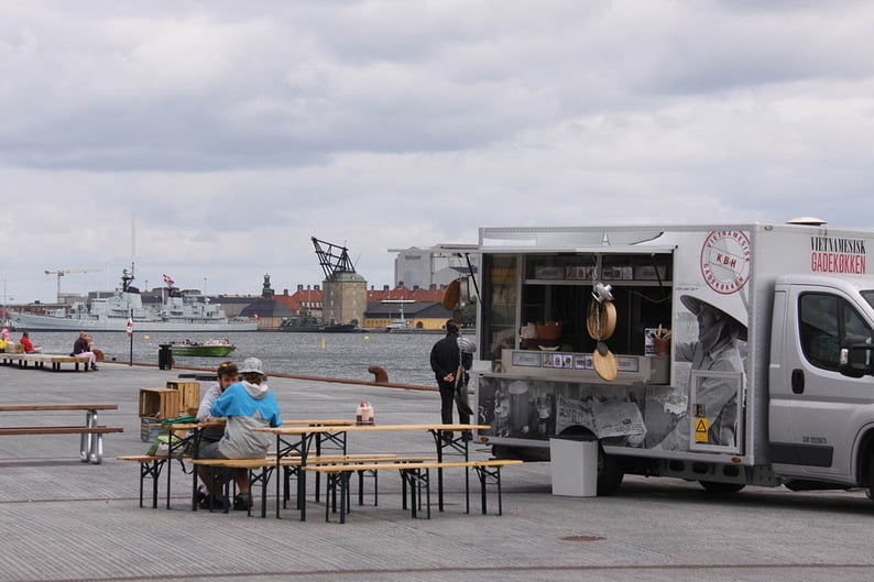 A seaside meal at the harbor