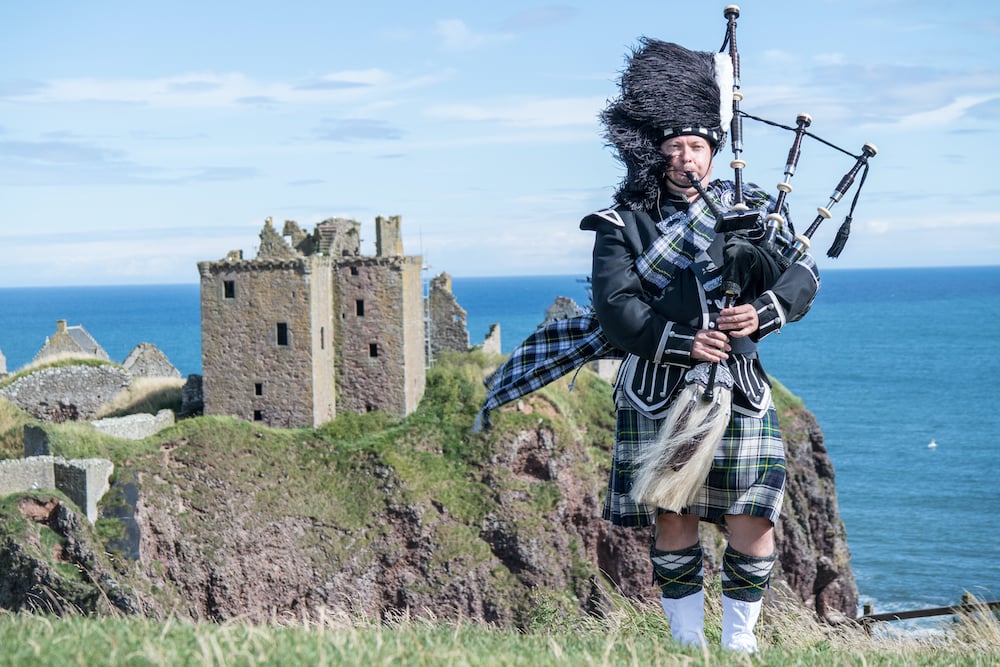 scotland - bagpipe-castle